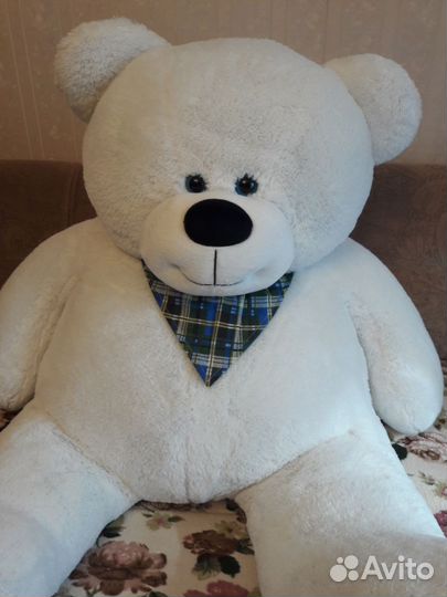 Большой плюшевый медведь