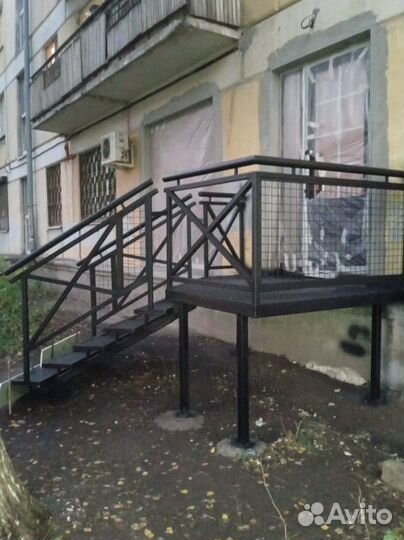 Лестница металлическая в дом, на улицу
