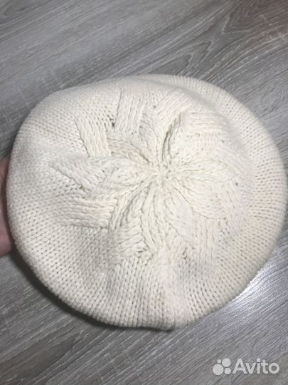 Беретка молочная женская с листья 100 % шерсть