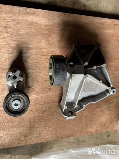 Кронштейн двигателя jaguar XF