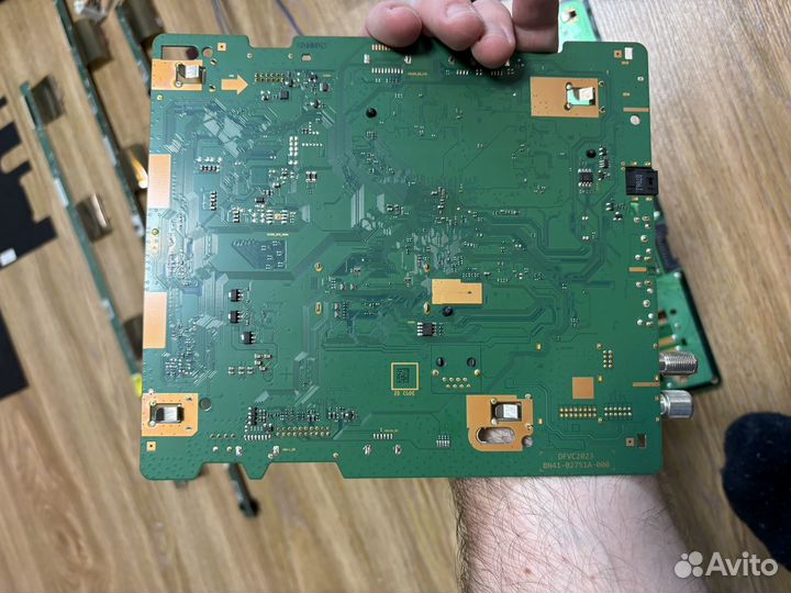 В разборе телевизор Samsung UE70TU7090U