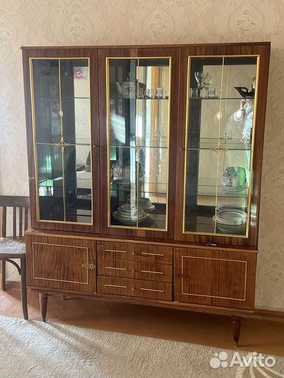 Кухонный гарнитур, сервант, тумба, кровать
