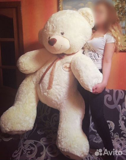 Большой плюшевый медведь