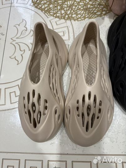 Резиновые тапочки в стиле yeezy