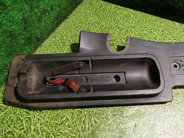 Накладка внутренняя на порог передняя левая