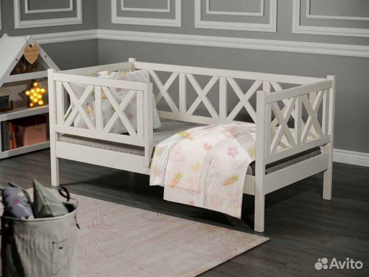Кроватка с бортиком от 2х лет из массива софа