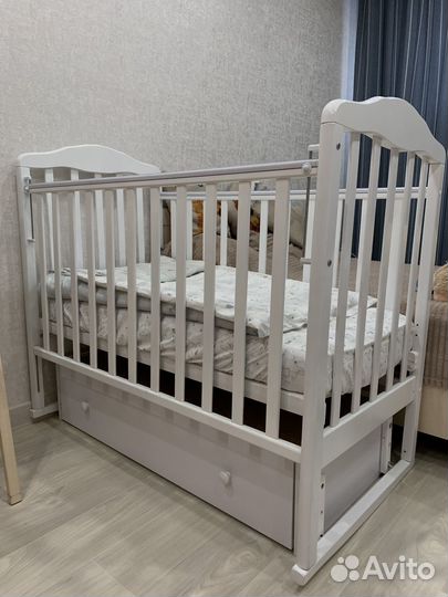 Детская кроватка с маятником