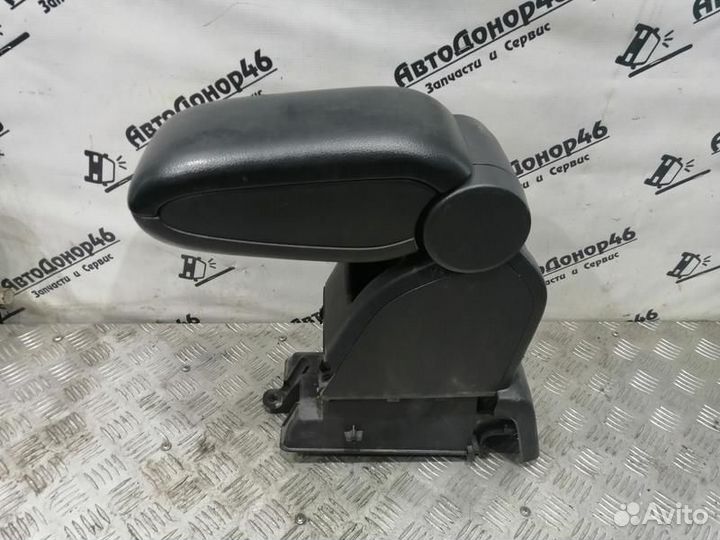 Подлокотник Nissan Tiida C11