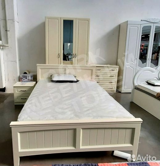 Кровать массив