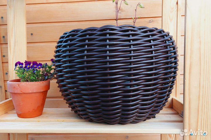 Кашпо из искусственного ротанга