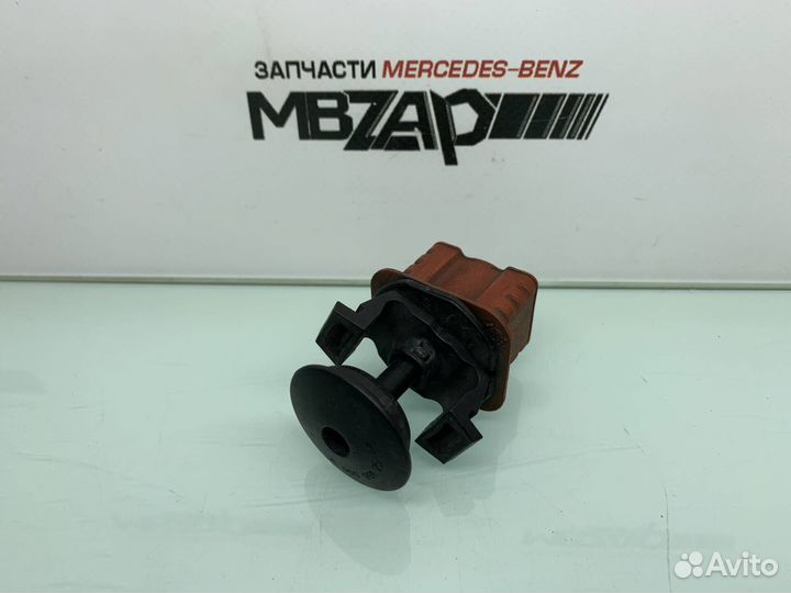 Крепление радиатора Mercedes W212