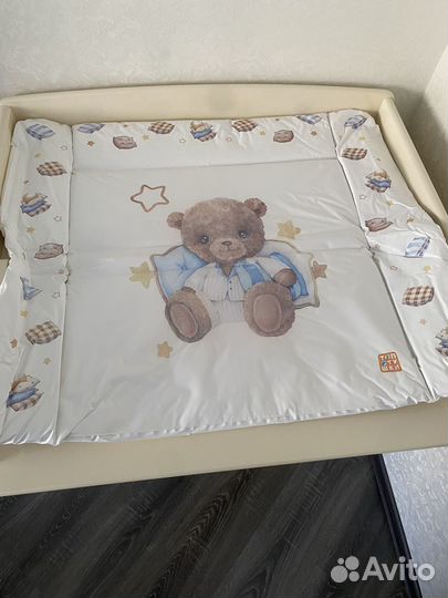 Детская кроватка с маятником и комод