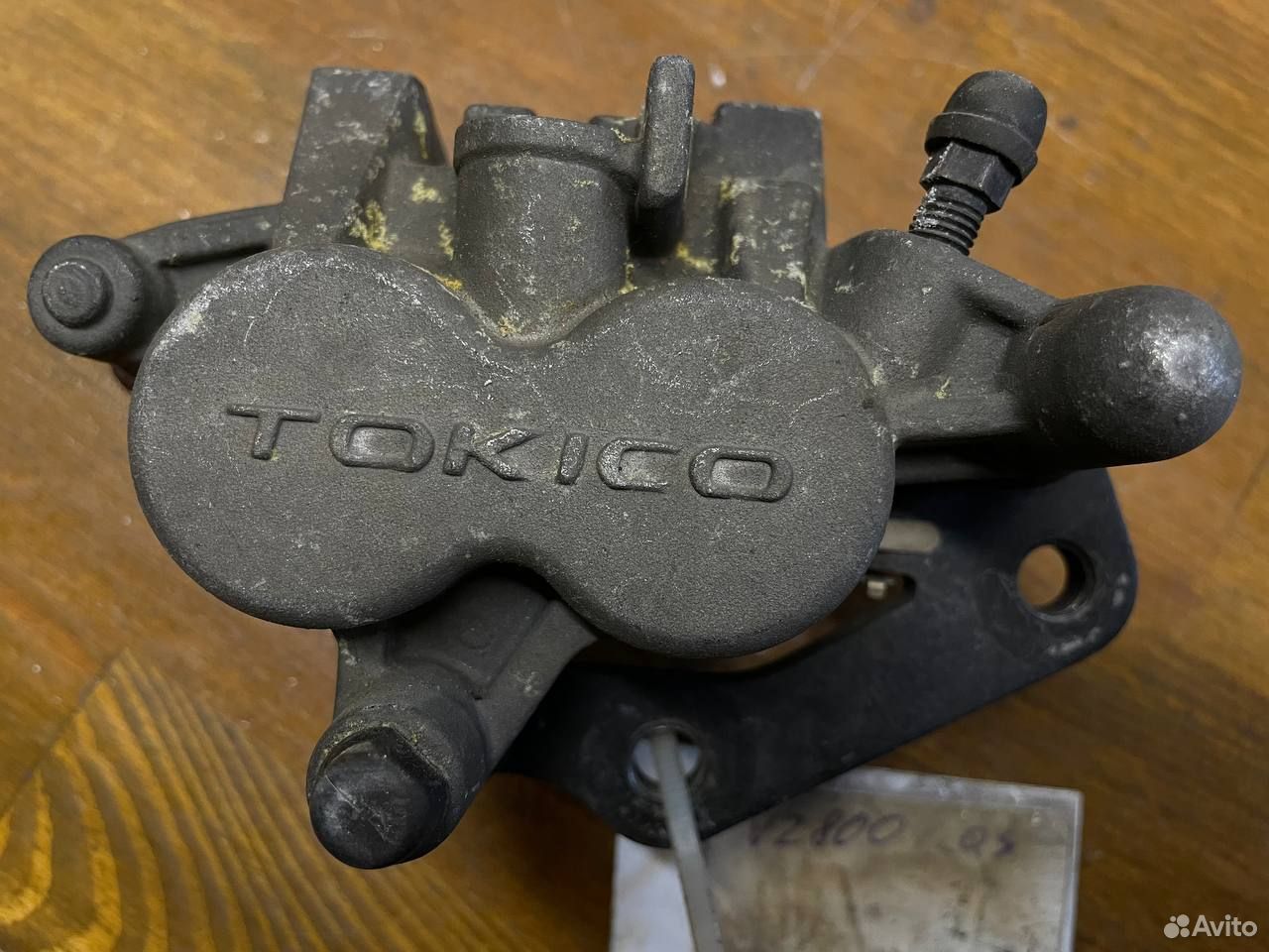 Передний тормозной суппорт Suzuki VZ800 2003