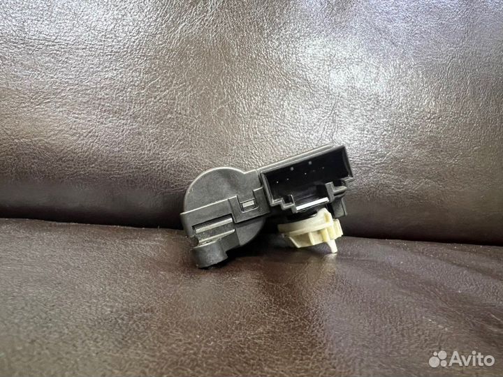 Моторчик заслонки отопителя бу Skoda Octavia A7