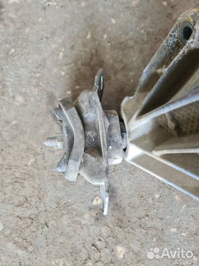 Кронштейн кузова LADA Largus K4M 2016