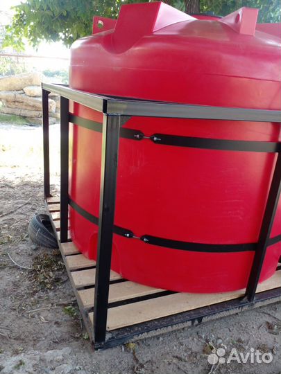 Емкости в обрешетке для воды/кас