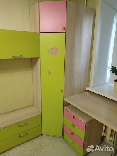 Детская кровать двухъярусная, шкаф,тумба,стол