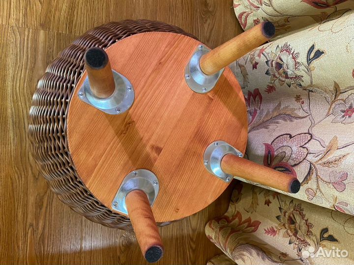 Столик из ротанга