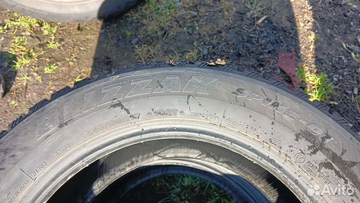 Bridgestone Blizzak Spike-01 225/60 R17