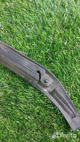 Уплотнитель дверного проема задний правый Tesla