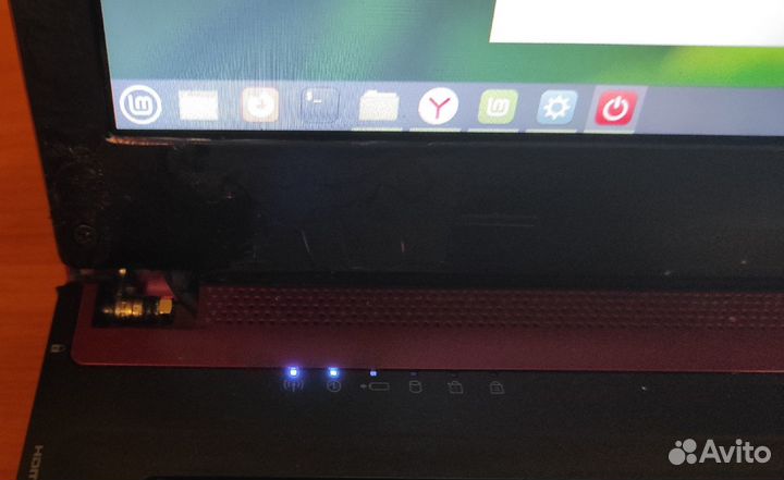 Ноутбук Fujitsu UH572 красный