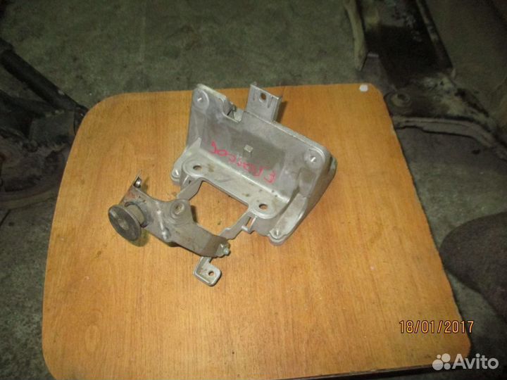 Опорный кронштейн рулевой колонки VW Passat (B6)