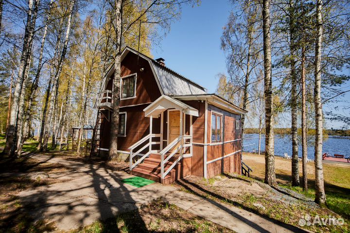 Отдых в домиках на берегу озера в Карелии