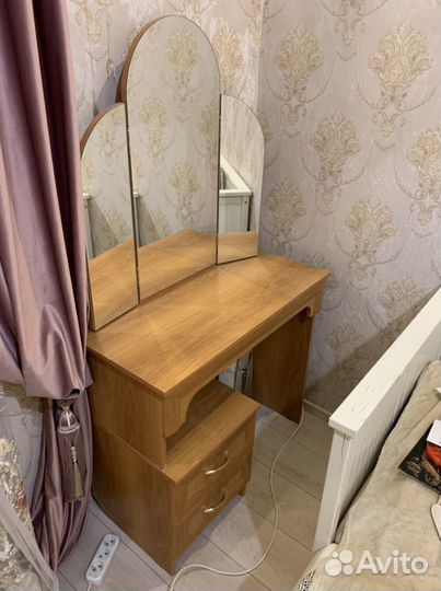 Трюмо с зеркалом