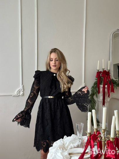 Платье ажурное с расклешенным рукавом