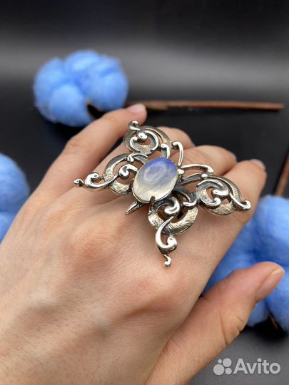 Серебряное кольцо с лунным камнем. Бабочка