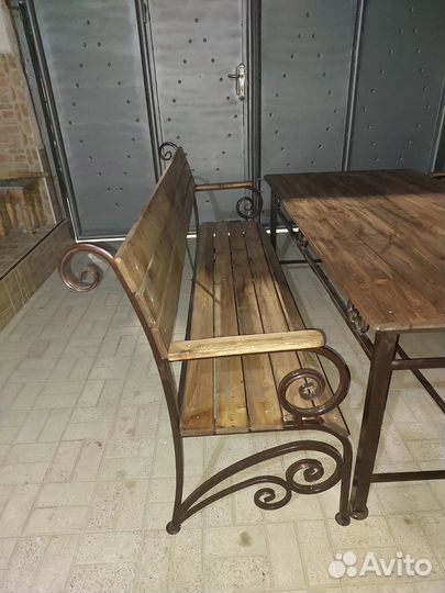 Скамейка и столик