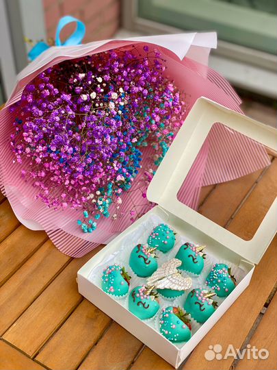 Клубника в шоколаде и цветы