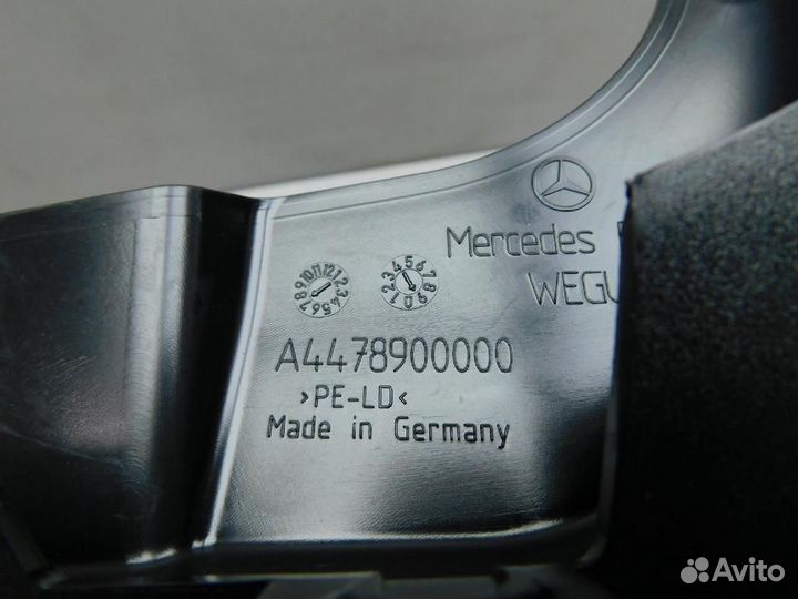 Брызговик передний правый Mercedes-Benz V-Class/Vito/Viano