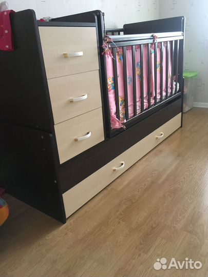 Детская кровать с маятником и комодом