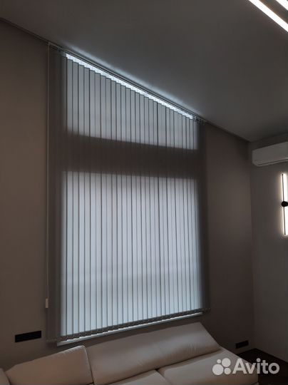 Жалюзи вертикальные треугольные и простые окна