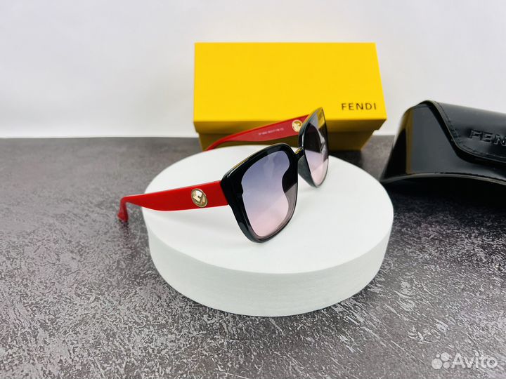 Солнечные очки Fendi