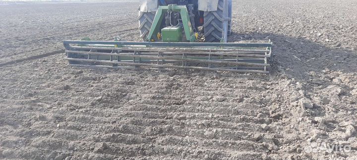 Вспашка земли трактором культивация