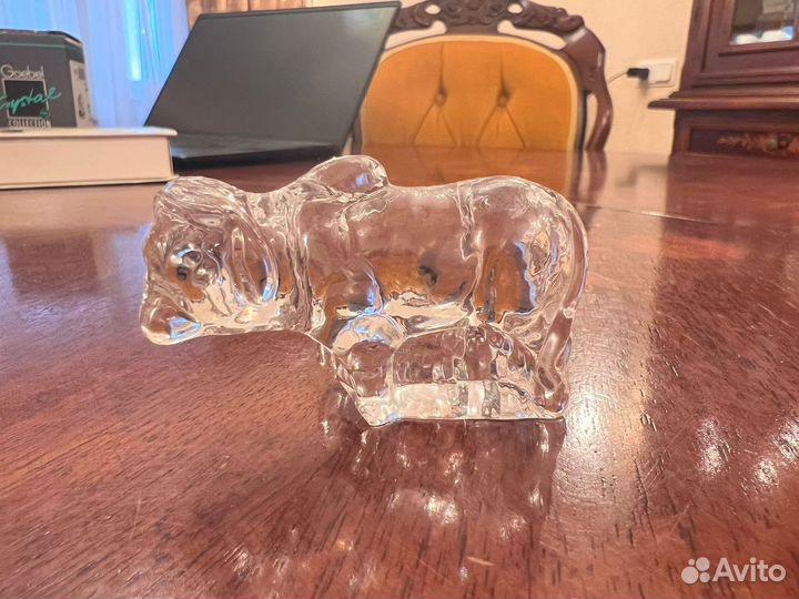 Стеклянна статуэтка