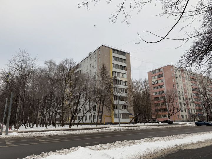 Доля в 3-к. квартире, 61 м², 1/9 эт.