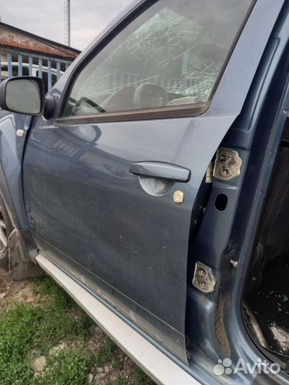 Передняя левая дверь Renault Duster