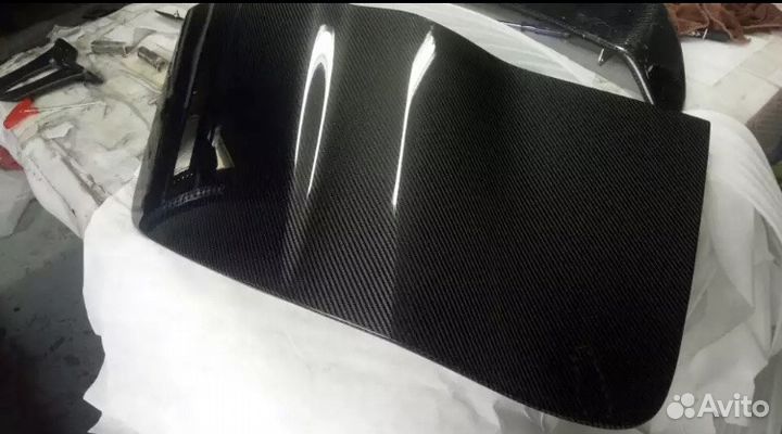 Левая карбоновая накладка Ауди Р8 2010-2015 года