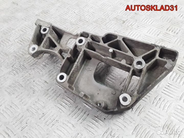 Кронштейн генератора VW Passat B6 BLR 06F903143F