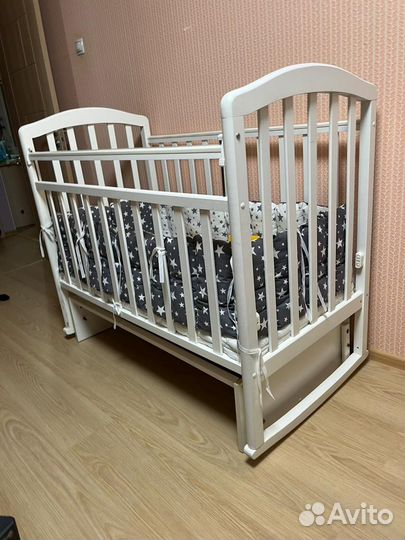 Детская кроватка с маятником