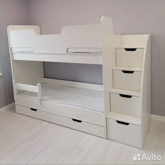 Двухъярусная кровать с лестницей комодом