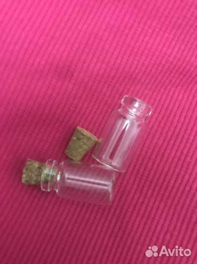 Маленькие стеклянные бутылочки с пробкой