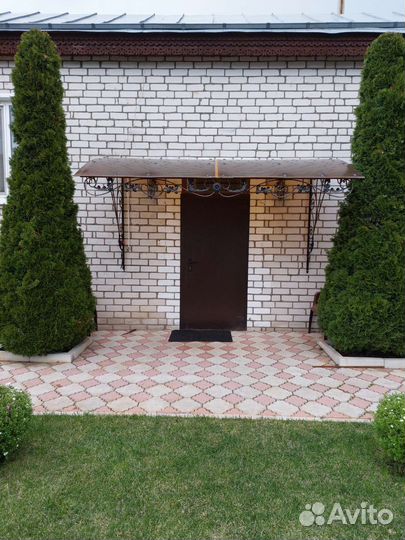 Козырек над крыльцом