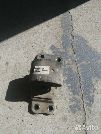 Подушка (опора) кпп на лансер 9