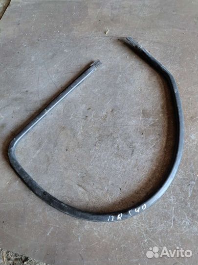 Уплотнитель стекла передний правый Volvo S40