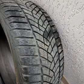 Goodyear UltraGrip 235/50 R18 101V