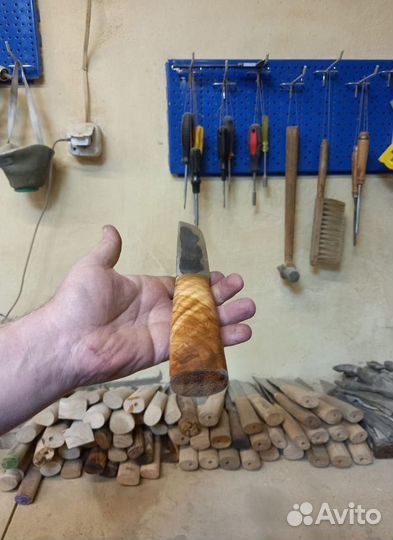 Нож охотничий заточку держит